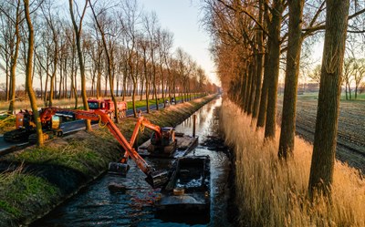 Slibruiming van de Zuidervaart in Damme