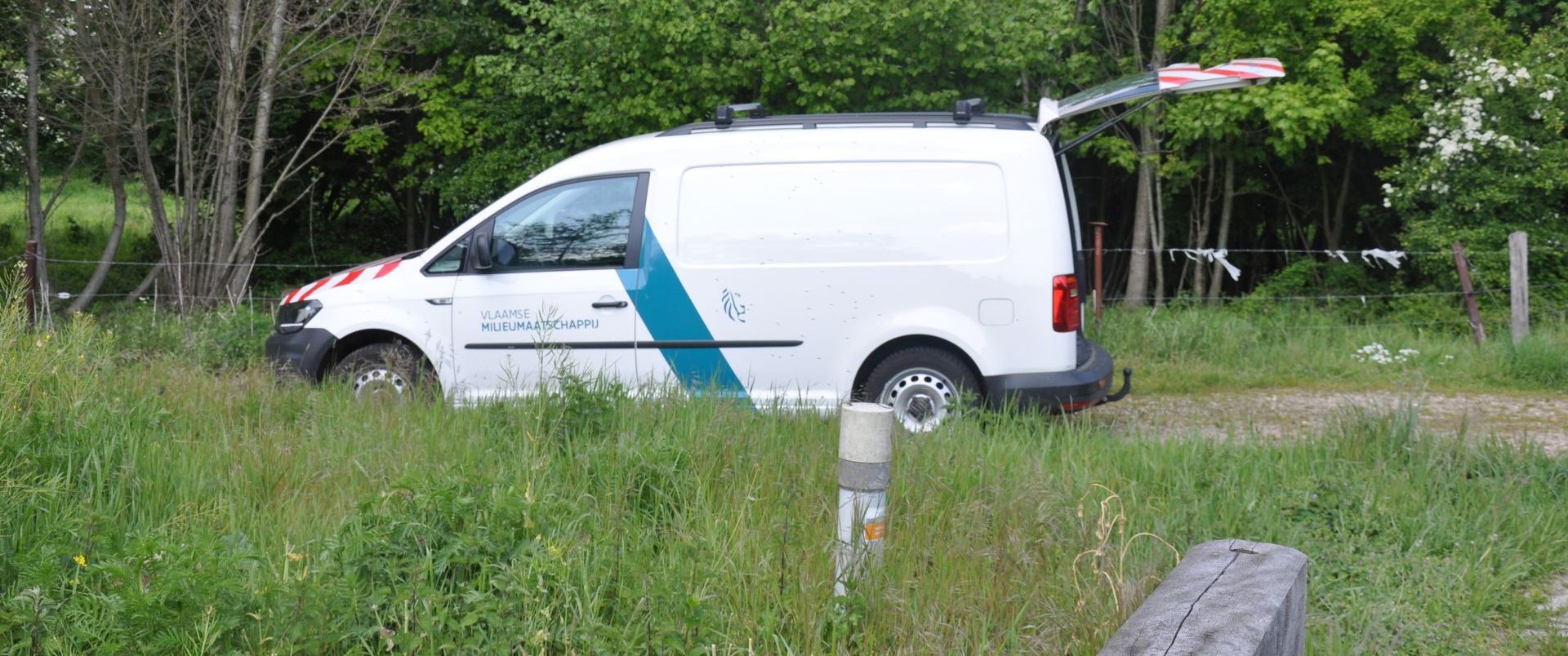 Op het terrein met de dienstwagen
