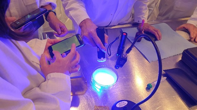 foto registratie microplastics met smartphone