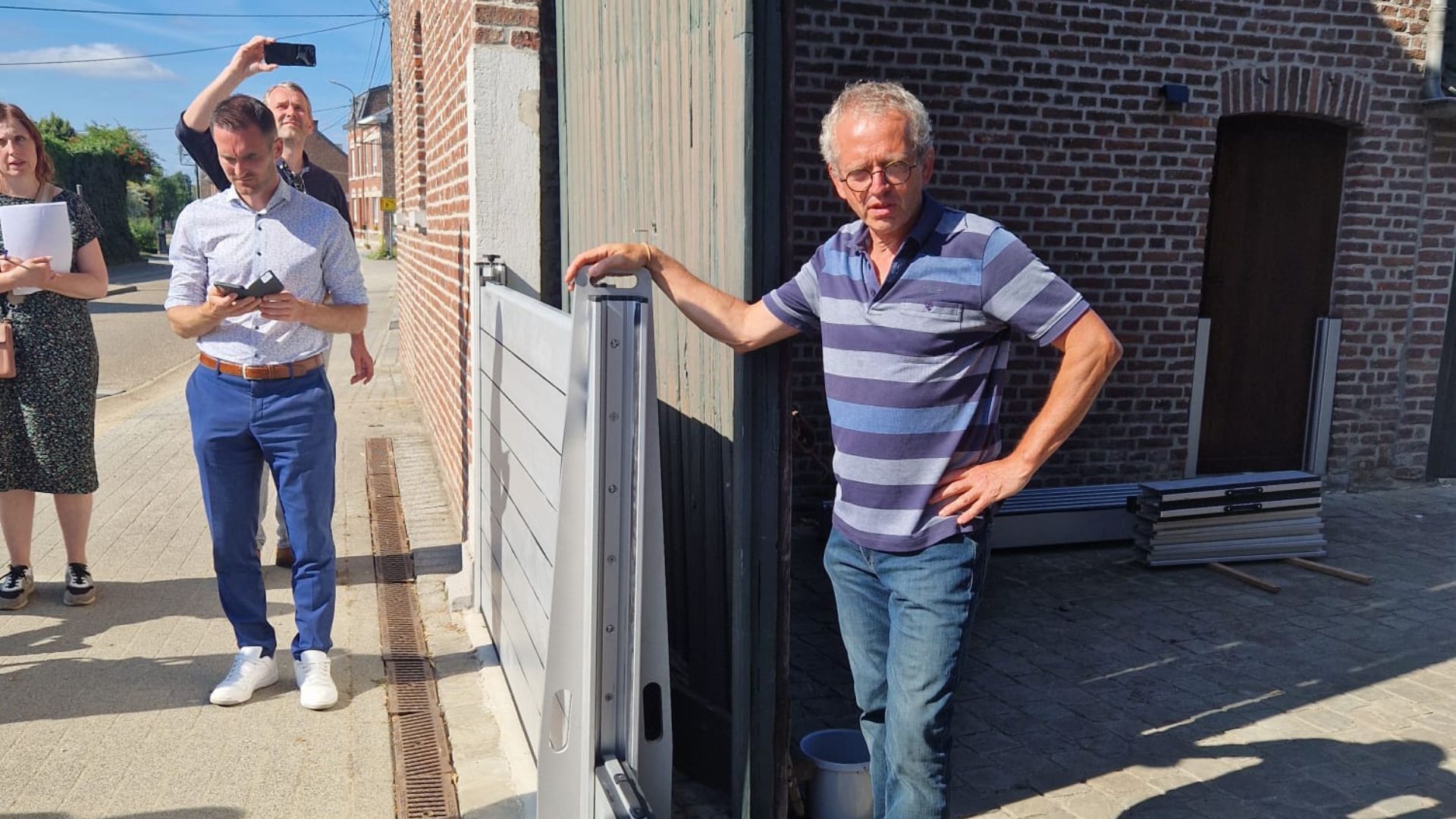 Plaatsen van schotten voor de poort bij Moelingenaar Olivier Delaunay
