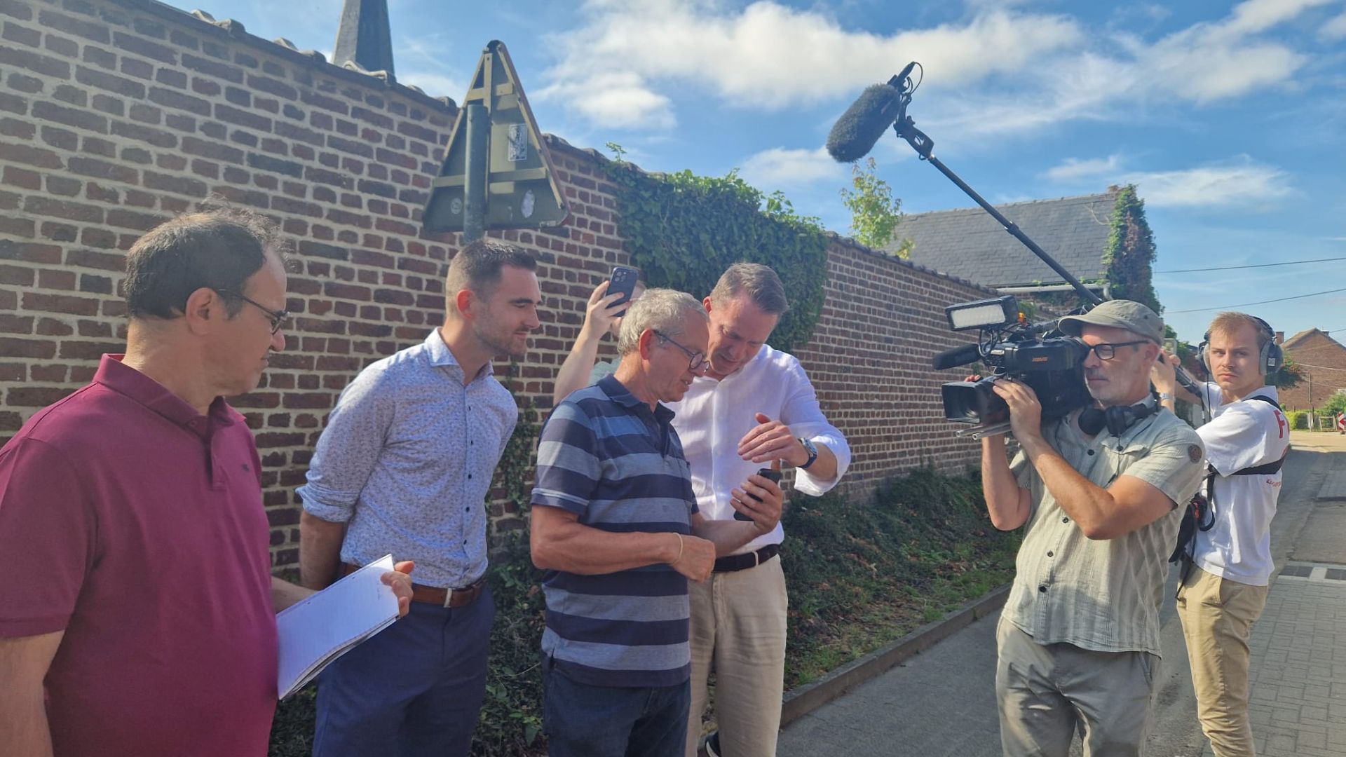 Moelingenaar toont een filmpje van de overstromingen in 2024 aan minister Brouns.