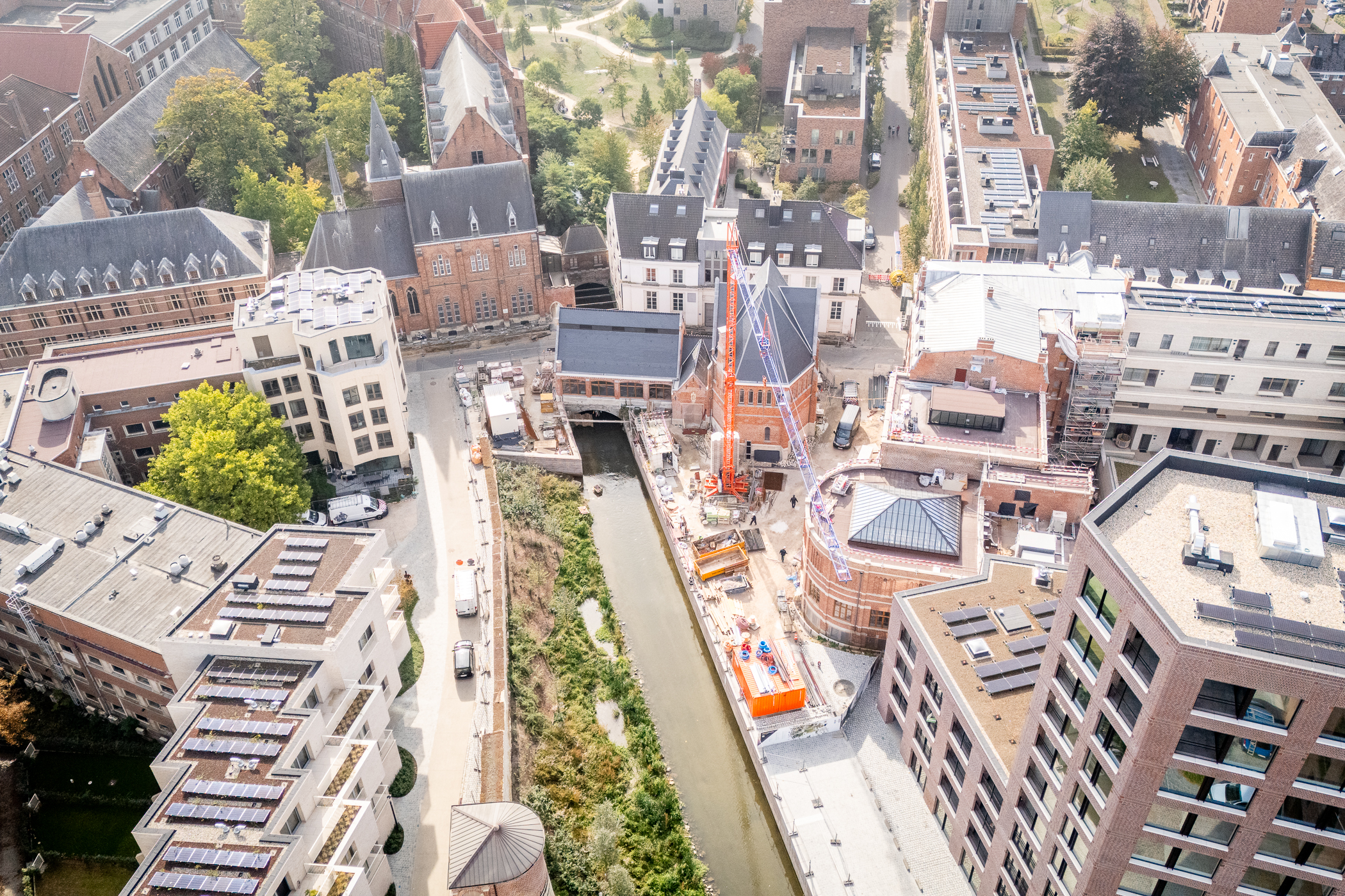 De opengelegde Dijle door de Leuvense Hertogensite