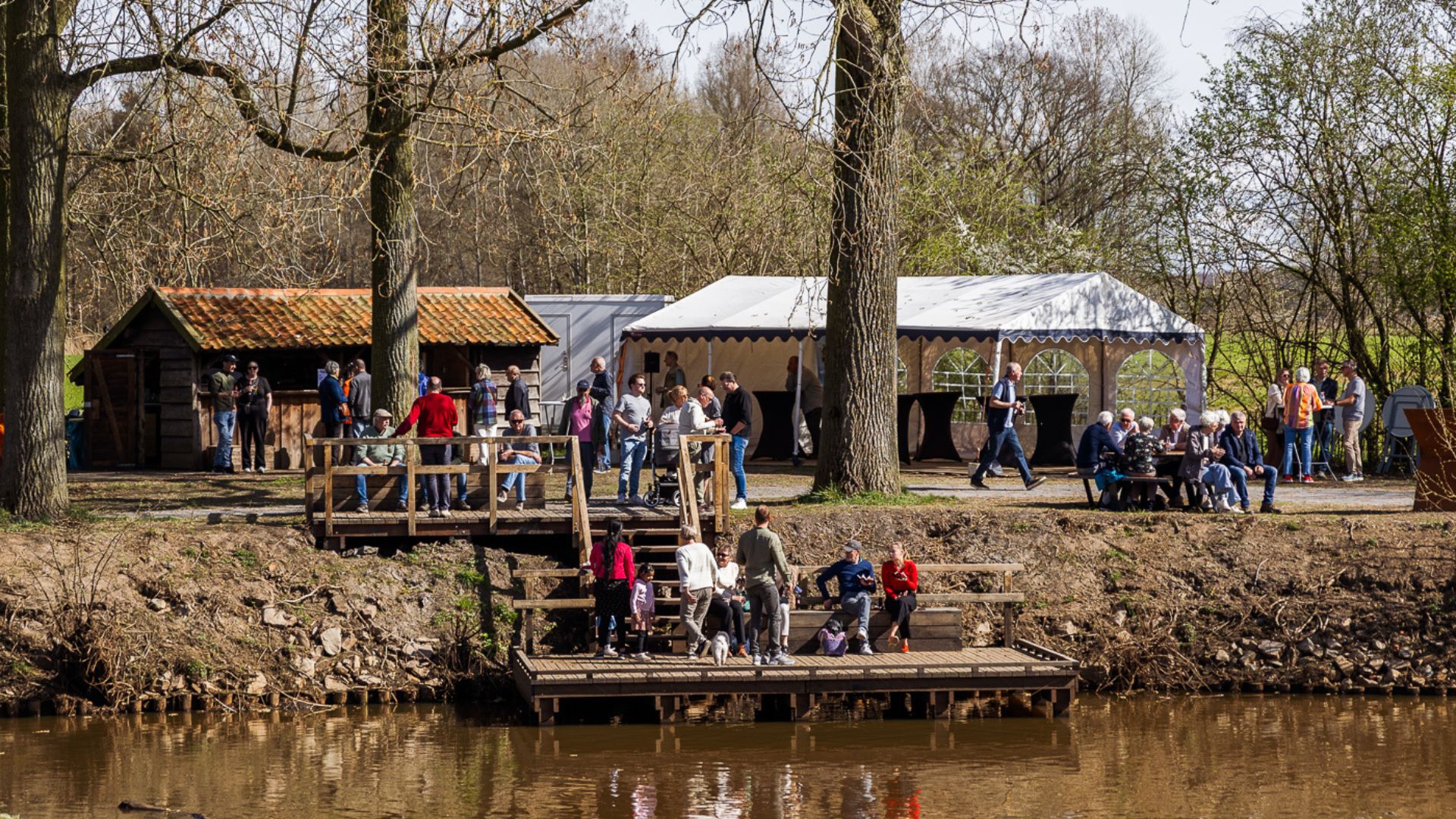 Houten terras tot aan het water