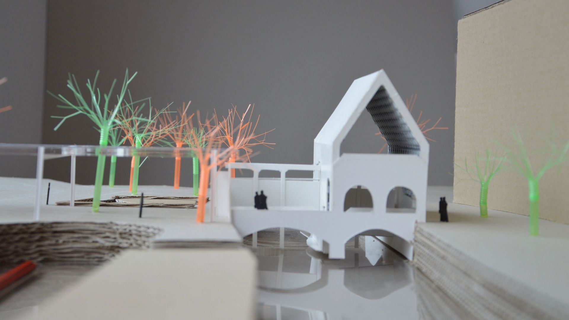 Maquette van de Sluismolen na afwerking met puntdak en luifel