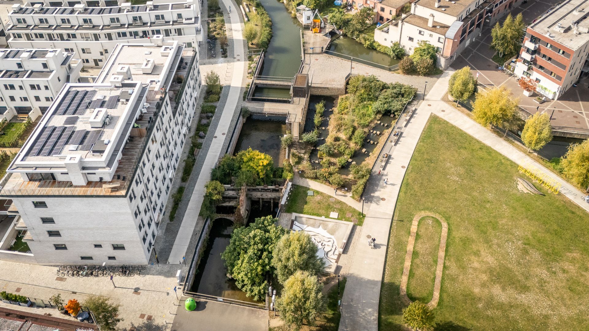Luchtbeeld van de Sluismolen voor restauratie